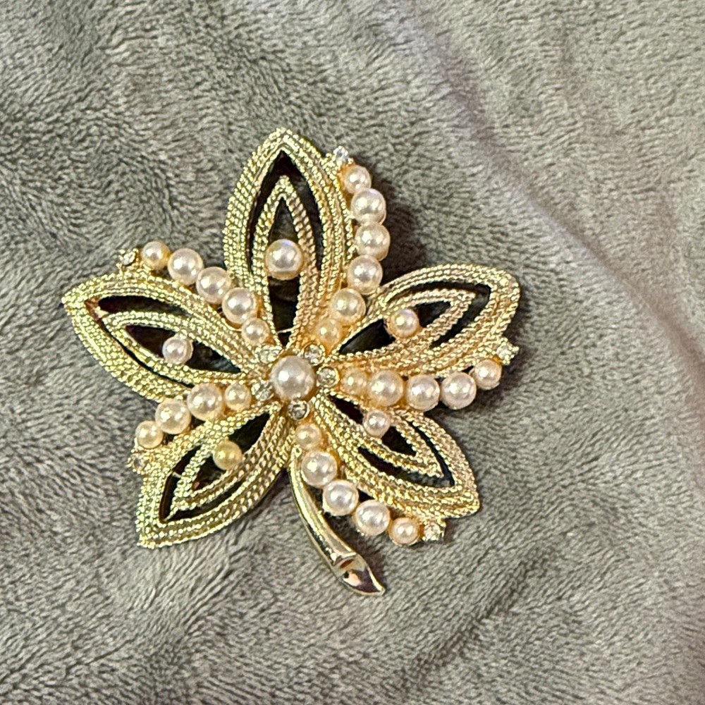 Elegant Goldtone Leaf Brooch with faux Pearls